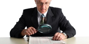 Pour déterminer l'agissement fautif, l'employeur doit recueillir un certain nombre de preuves (témoignages, constats, etc.).